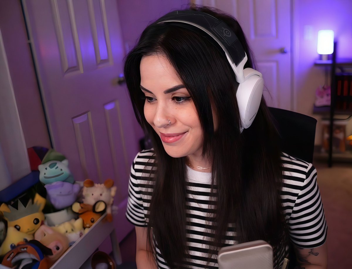 LunityHUB's tweet photo. She's the prettiest streamer there is. #Lunity #Twitch #YouTube https://t.co/xt8JTGg8MA