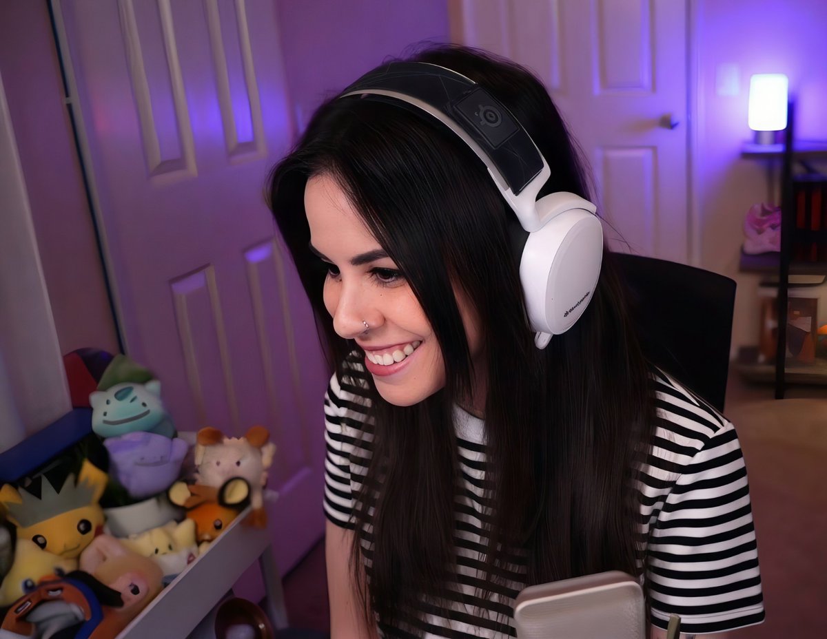 LunityHUB's tweet photo. She's the prettiest streamer there is. #Lunity #Twitch #YouTube https://t.co/xt8JTGg8MA