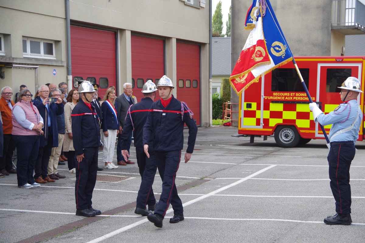 SDIS50's tweet photo. 1/3 Ce jeudi, l’ensemble des personnels du centre d’incendie de secours de #Valognes était réuni pour la passation de commandement entre le Lieutenant hors-classe Yvan Vrac et le Lieutenant Gatien Letondot. Nommé le 1/09 Ltn Letondot était adjoint au chef de centre de Cherbourg. https://t.co/4FEEHbeSfF