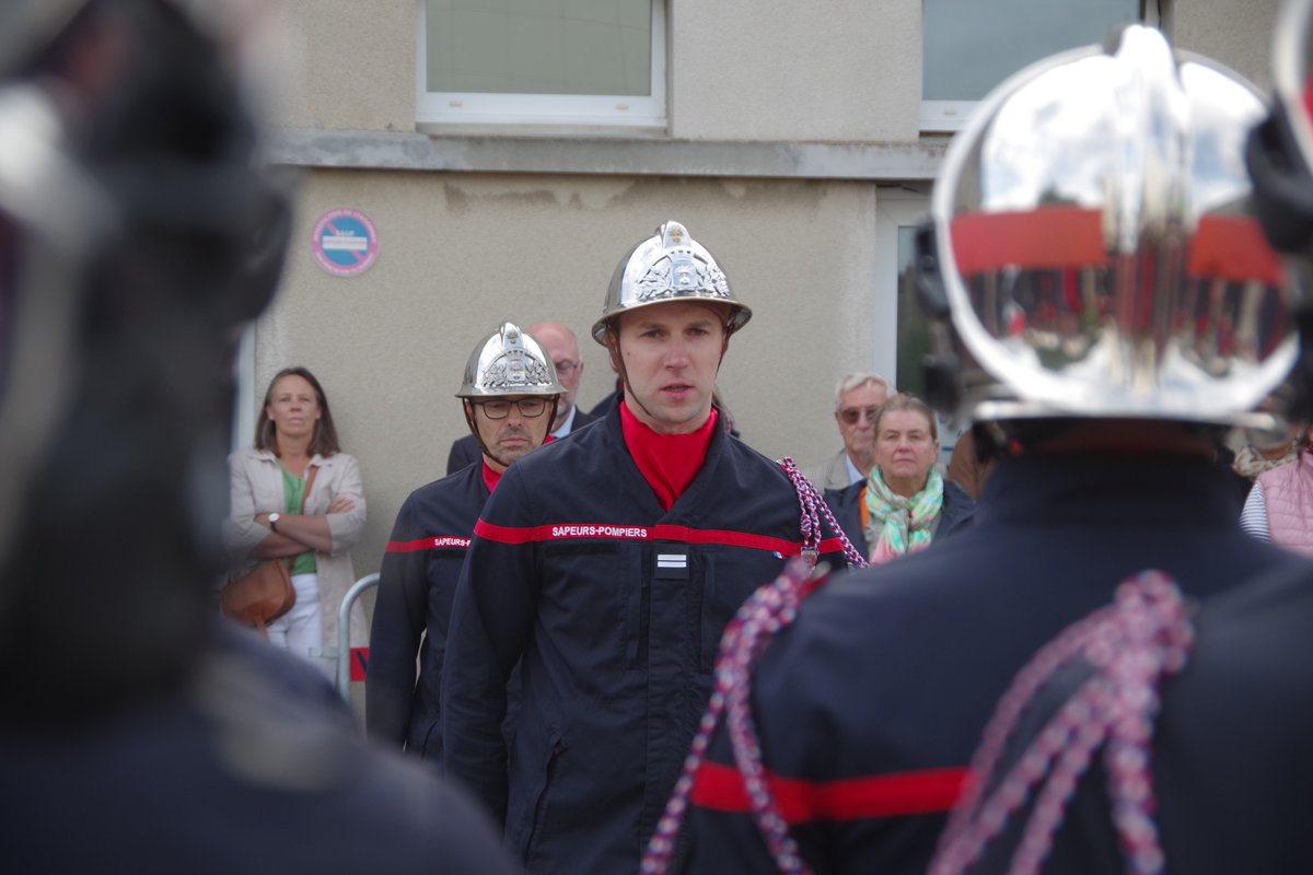 SDIS50's tweet photo. 1/3 Ce jeudi, l’ensemble des personnels du centre d’incendie de secours de #Valognes était réuni pour la passation de commandement entre le Lieutenant hors-classe Yvan Vrac et le Lieutenant Gatien Letondot. Nommé le 1/09 Ltn Letondot était adjoint au chef de centre de Cherbourg. https://t.co/4FEEHbeSfF