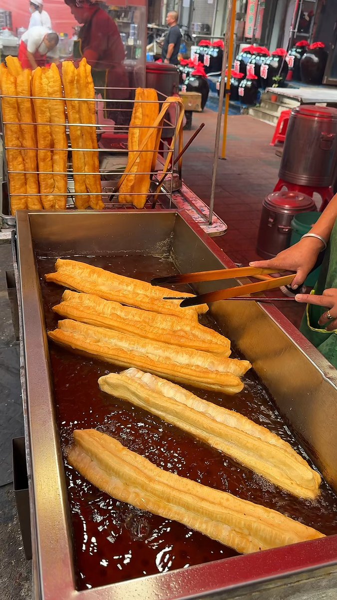 ariaa810573's tweet photo. Nothing beats that warm, crispy fried dough stick (youtiao) from the street stall—perfect with soy milk for a cozy morning vibe！ https://t.co/upWAvlJWEM