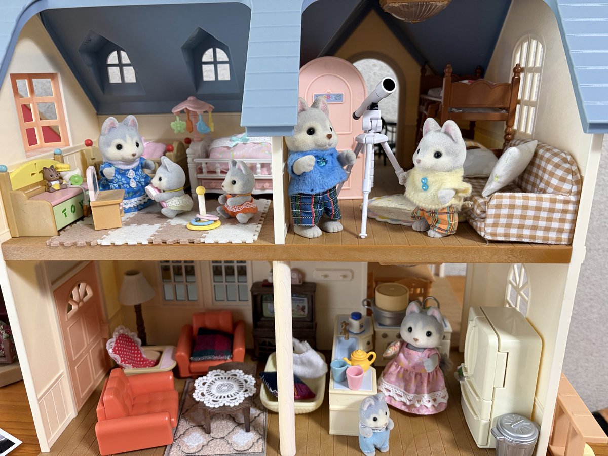 nobuta623123's tweet photo. いやーー
久しぶりにマイシルバニアコーナー
綺麗にして配置換え✨

ライト買ったから
付けたかったのにドライバー🪛
見つからなくて諦め…
パパ帰って来たらやってもらう…

シルバニアやミニチュア触ると
癒される…
#シルバニアファミリー
#ミニチュア https://t.co/ZHVLbrQMGD