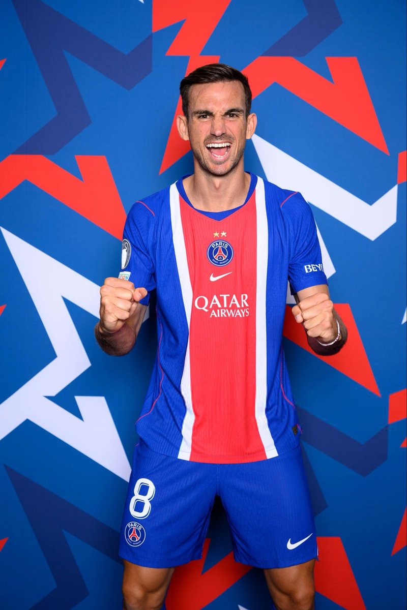 ActuFoot_'s tweet photo. 🚨🚨 Fabian RUIZ 🇪🇸 A DÉCOUVERT, COMME LE GRAND PUBLIC, CE MERCREDI la nouvelle stratégie du PSG de ne favoriser que Dembélé 🇫🇷 et Kvara 🇬🇪 pour le Ballon d’Or 🌕. 🤯

Au détriment de l’Espagnol donc qui était, il y a encore quelques jours, AUTANT SOUTENU par son club.

🗞️ @lequipe