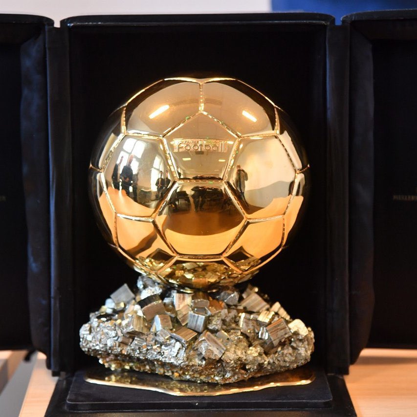 ActuFoot_'s tweet photo. 🚨🚨 Fabian RUIZ 🇪🇸 A DÉCOUVERT, COMME LE GRAND PUBLIC, CE MERCREDI la nouvelle stratégie du PSG de ne favoriser que Dembélé 🇫🇷 et Kvara 🇬🇪 pour le Ballon d’Or 🌕. 🤯

Au détriment de l’Espagnol donc qui était, il y a encore quelques jours, AUTANT SOUTENU par son club.

🗞️ @lequipe