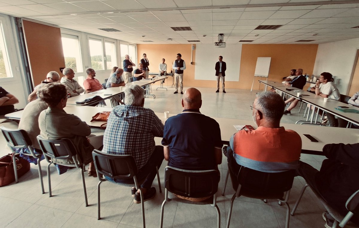 _AXEREAL's tweet photo. (1/3) [Vie du territoire] - Les Conseils de Région sont en cours chez Axéréal

Dans nos six régions les conseillers de région, les administrateurs et les équipes opérationnelles se réunissent actuellement pour échanger autour des sujets du moment et des enjeux de la coopérative. https://t.co/hvEQLzYYZB