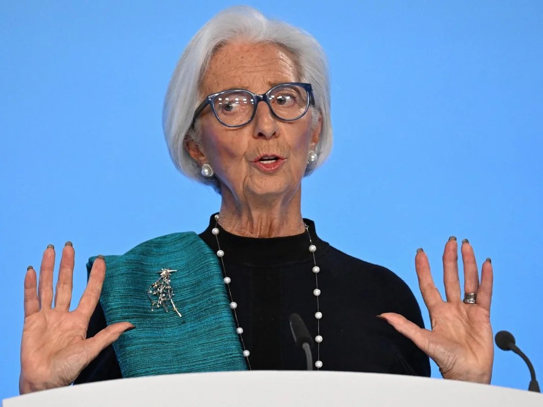 coinacademy_fr's tweet photo. 🚨 Le Wall Street Journal confirme les rumeurs de cet été : Christine Lagarde serait personnellement intervenue pour empêcher Binance d’obtenir une licence MiCA valable dans toute l’UE via la Grèce.

Les autorités grecques avaient pourtant indiqué à Binance que son dossier était complet. L’exchange avait déjà préparé une annonce avec son CEO Richard Teng à Athènes pour une photo avec le Premier ministre grec, avant que le projet ne soit finalement bloqué.