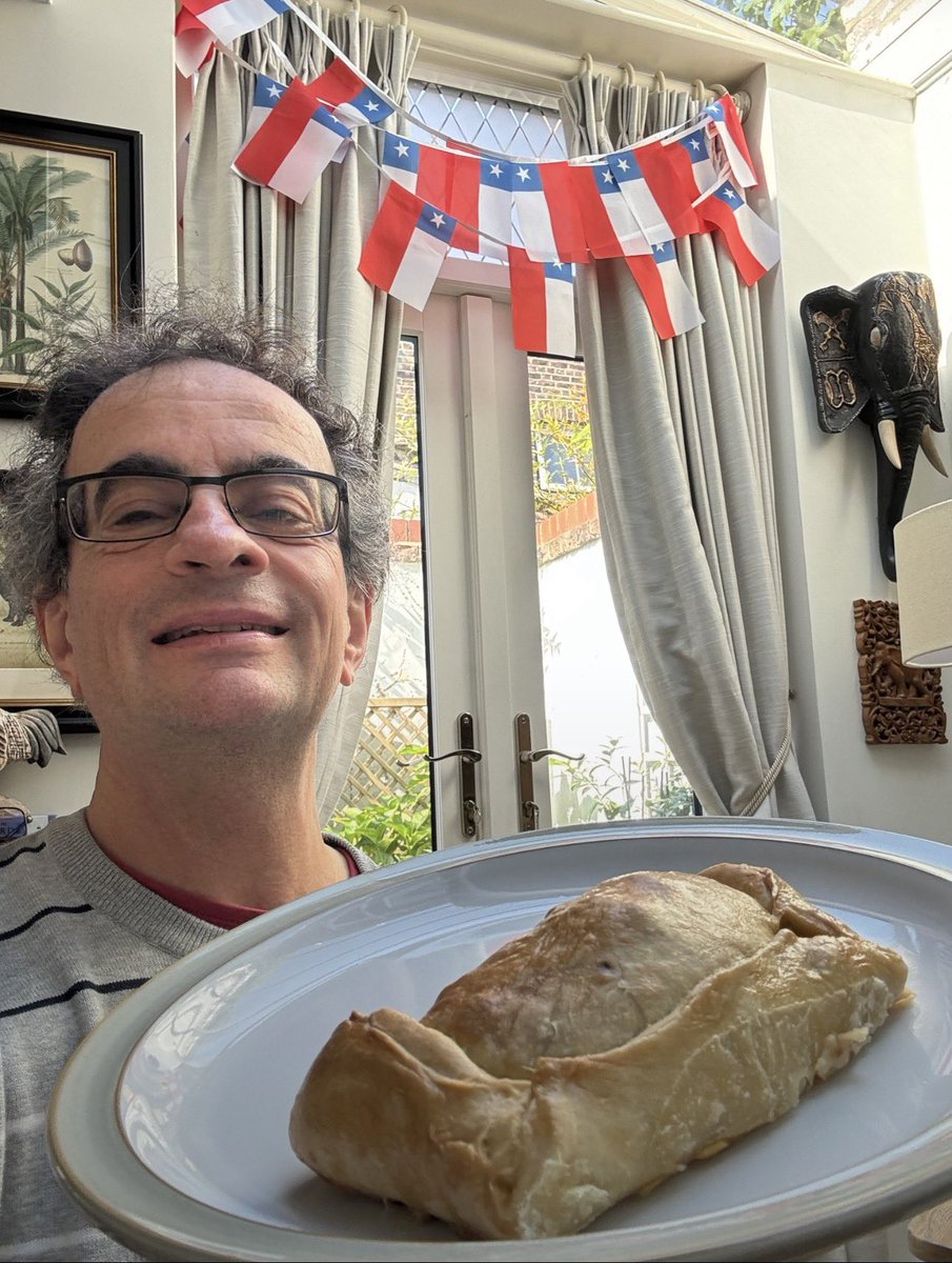 JonBenjamin19's tweet photo. Unas empanadas riquísimas caseras hechas por mi maravillosa mujer chilena para celebrar el 18 aquí  en Londres. Viva 🇨🇱 #Chile!! https://t.co/pkgwT4jXy7