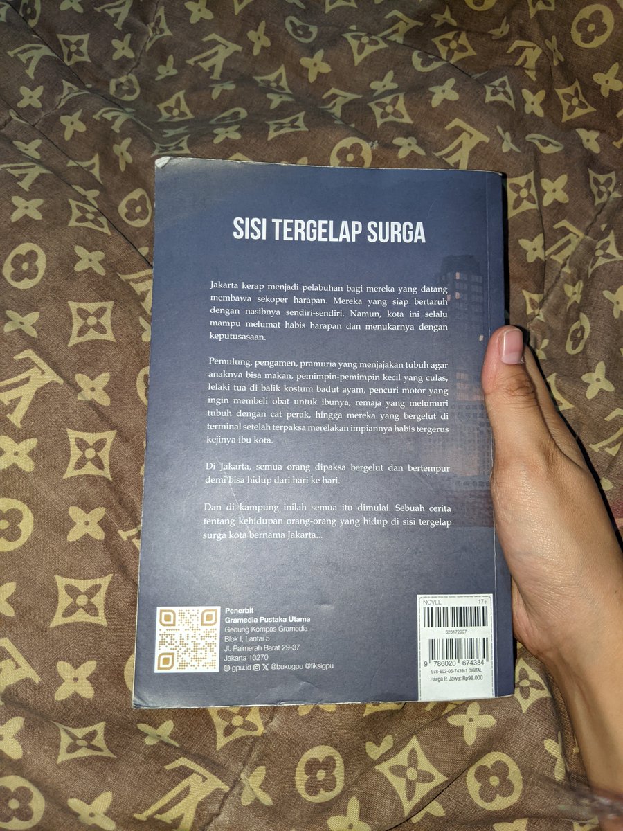 fullsun1307's tweet photo. Buku Novel Sisi Tergelap Surga 
Harga 85/80 
Buku ORI, bookmark nya masih ada,  cuman lipetan lipetan di cover dikit aja, sisanya masih aman. Minat DM

#butuhuang #novel #zonauang #preloved https://t.co/kB8ffAYiO6