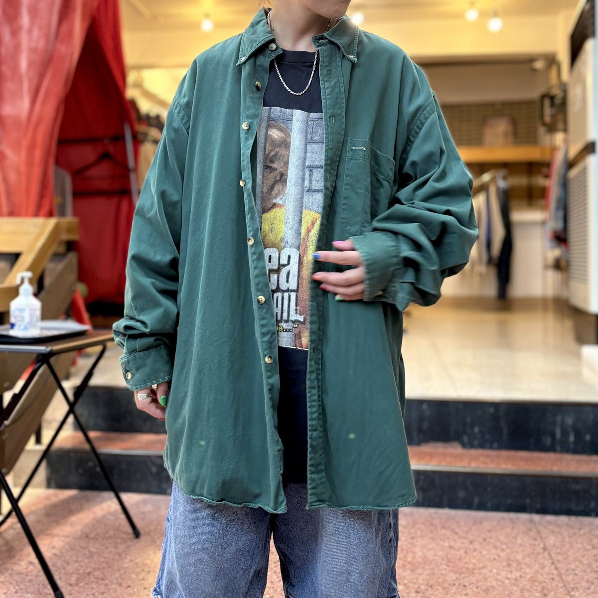 chum1979's tweet photo. NAUTICA
チノシャツ
90年代　Lサイズ
¥2,900+tax

やや厚みのあるコットンチノはシルエットが崩れないので羽織としても◎です
良い感じに着込まれてて着心地も最高 https://t.co/RPbX1w6tUQ