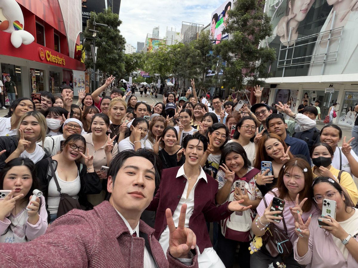 TrueMoveH's tweet photo. ภาพหมู่ฝีมือพี่ช่างกล้องถ่ายจาก iPhone 18 Pro

GREATBRIGHT TRUE5G IPHONE18PRO

#Truedtac5GxGreatBright #iPhone18ProXTruedtac5G #BESTwithTRUE5G
#iPhone18Pro
#โปรน่าล็อก #GreatBright https://t.co/lS4t6sJNcp