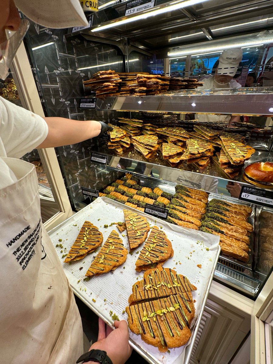 birci841134's tweet photo. Just bit into a warm, buttery croissant at a tiny café by the street—flaky layers crumble perfectly, and that first melt in my mouth Total happiness in a bite.， https://t.co/gtVRggEUGx
