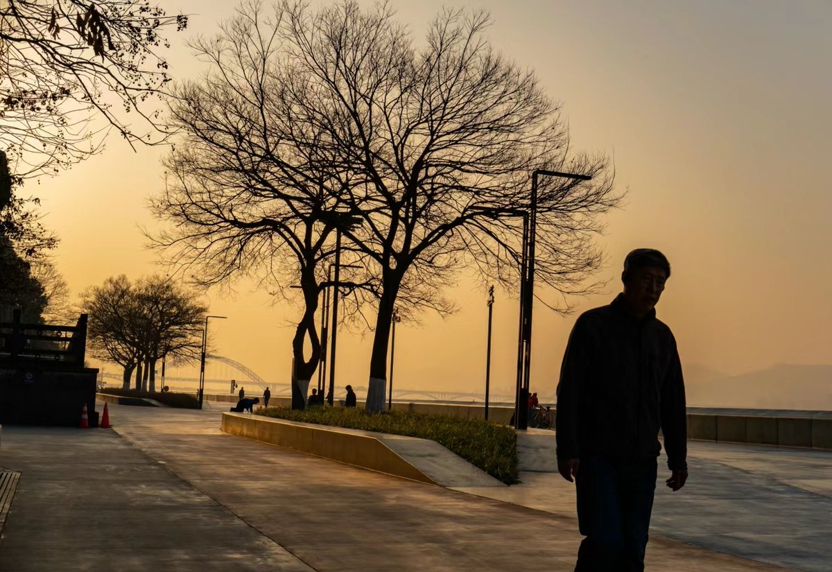 aileg465145's tweet photo. Just caught myself smiling for no reason while walking home at dusk—small, warm kind of happiness that fits in the pocket. https://t.co/VxLaBr3EuW