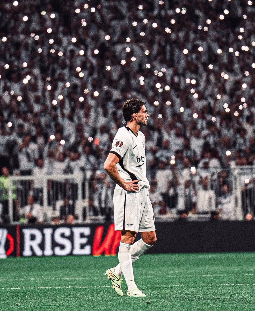 HerrGunBesiktas's tweet photo. 📢Dusan Vlahovic'in Instagram paylaşımı. 

"Ne geceydi ama. 💫 
Ne galibiyetti. 🔥 
Hep beraber, devam ediyoruz! 
Bu İNANILMAZ destek ve müthiş atmosfer için teşekkürler Beşiktaş taraftarı. 🖤🤍" https://t.co/5BhMXvUKri
