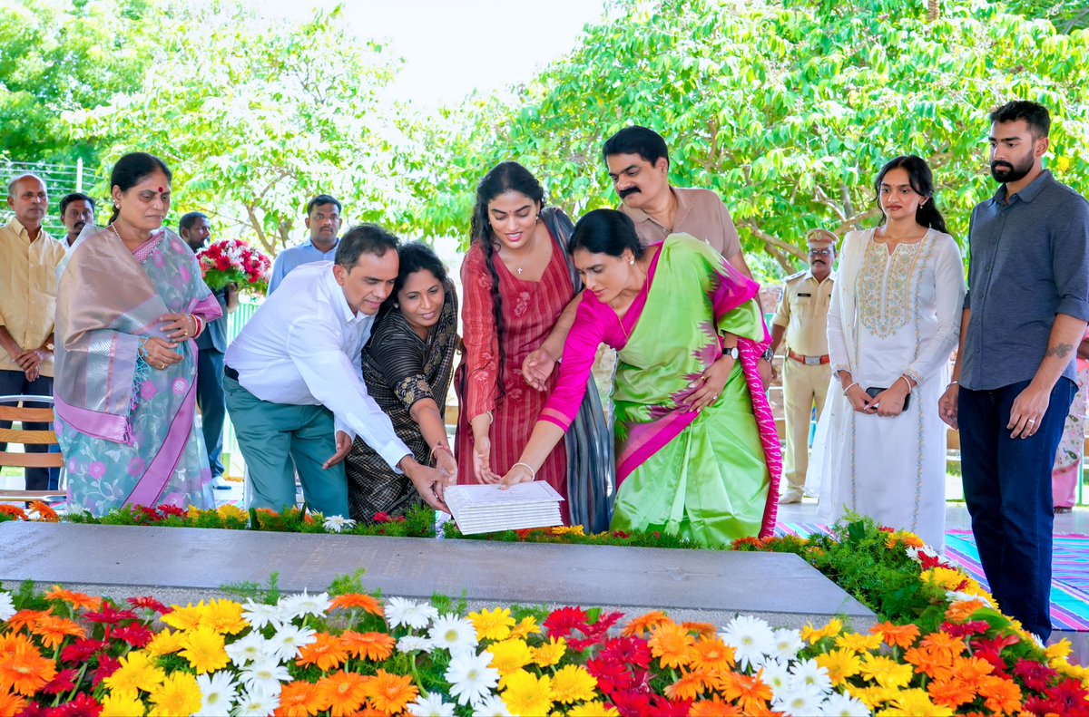 realyssharmila's tweet photo. నాన్న స్వర్గీయ వైఎస్ రాజశేఖరరెడ్డి గారి ఆశీస్సులతో నా కుమార్తె వైఎస్ అంజిలి రెడ్డి - సోమల రఘురామ్ రెడ్డిల పరిశుద్ధ వివాహ మహోత్సవం YSR కుటుంబంలో మరో సంతోషకరమైన క్షణం. ఇరువురి కలయిక దైవ సంకల్పం. నూరేళ్ల జీవితానికి శుభారంభం. 

ఈ నెల 24న నిశ్చితార్థం, నవంబర్ 25న పరిణయం, అలాగే డిసెంబర్ 5న రిసెప్షన్ వేడుక శుభవార్తను దేవుడి ఆశీర్వాదంతో నాన్న ఘాట్ వేదికగా మీతో పంచుకోవడం అత్యంత ఆనందదాయకం.

కాబోయే నూతన వధూవరుల దాంపత్య జీవితం కన్నుల పండుగగా, సుఖసంతోషాలతో సాగాలని, అంజిలి రెడ్డి, రఘురామ్ రెడ్డిల తొలి వివాహ ఆహ్వాన పత్రికను నా కుటుంబ సభ్యులతో, మరియు రఘురామ్ తల్లిదండ్రులతో కలిసి ఇడుపులపాయలోని నాన్న YSR ఘాట్ వద్ద ఉంచి ఆశీస్సులు తీసుకోవడం జరిగింది. నాన్న దీవెనలు బిడ్డల జీవితాలకు కొండంత అండ. ఆయన చూపిన సన్మార్గం వారికి ఎల్లప్పుడూ ఆదర్శప్రాయం.