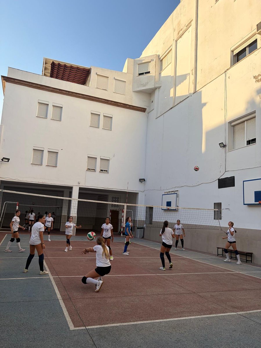Cdcristorey's tweet photo. 🏐💙

¡Después de 25 años, el voleibol sigue vivo en nuestro patio! https://t.co/gjIKUOj1at