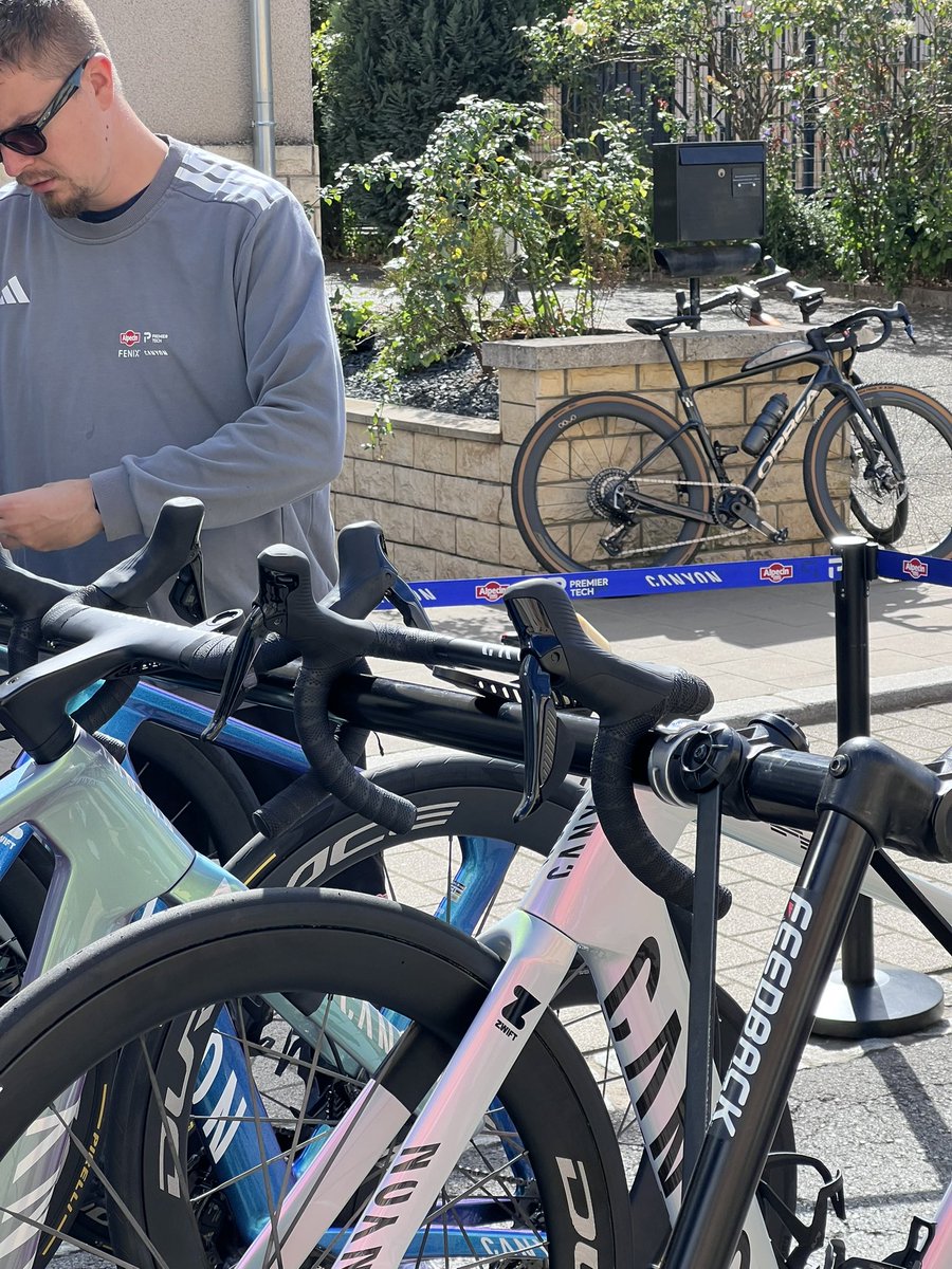 RomainKrier's tweet photo. quelques changements pour le 13 vitesses sur le vélo de mvdp ( Même batterie di2 également ) https://t.co/fjfocRTRHy