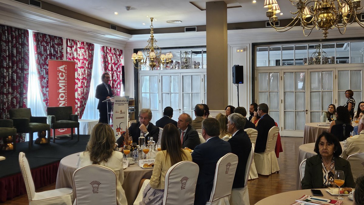 feleleon's tweet photo. Comienza el I #ForoVolverCyL26 organizado por @cyleconomica
El presidente de FELE, Juan MarĆa Vallejo y el secretario general, Enrique SuĆ”rez, asisten y participan en el acto
@ceoe_cyl
@jcyl
@camarascyl https://t.co/J3mnjIbe4b