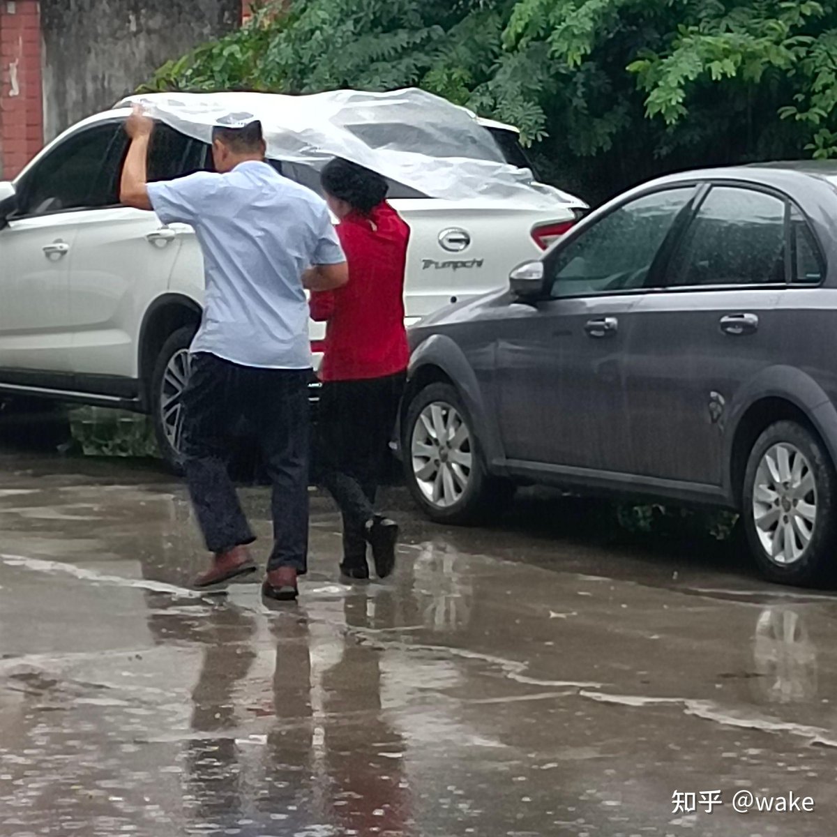 MoserAmanda's tweet photo. A stranger stopped to help me fix my flat tire in the rain, no need for extra words, just a warm small act that made my whole day. https://t.co/dRPLSvNmaD