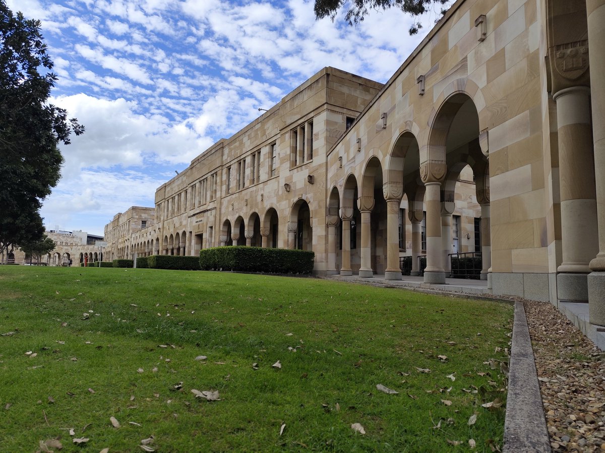 gcryugaku's tweet photo. 「こんなキャンパスで大学生活を送ってみたい」と思わせてくれる景色🇦🇺✨クイーンズランド大学のセントルシアキャンパスは、美しい砂岩の建物と緑豊かな景観が魅力🏫ブリスベン中心部から約7kmと、都市へのアクセスが良いのもポイントです！

オーストラリアでの大学留学を考えるなら、ぜひ知っておきたい大学のひとつです👀