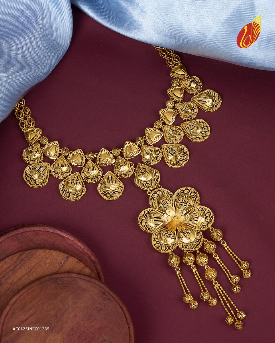 Thangamayilltd's tweet photo. A Classic Touch of Tradition!
Rich gold, traditional designs and elegant detailing come together in this classic Necklace Collection. Made for women who love the beauty of traditional jewellery.
#Thangamayiljewellery #ClassicCollection #Goldnecklace https://t.co/5rvz7AiHes