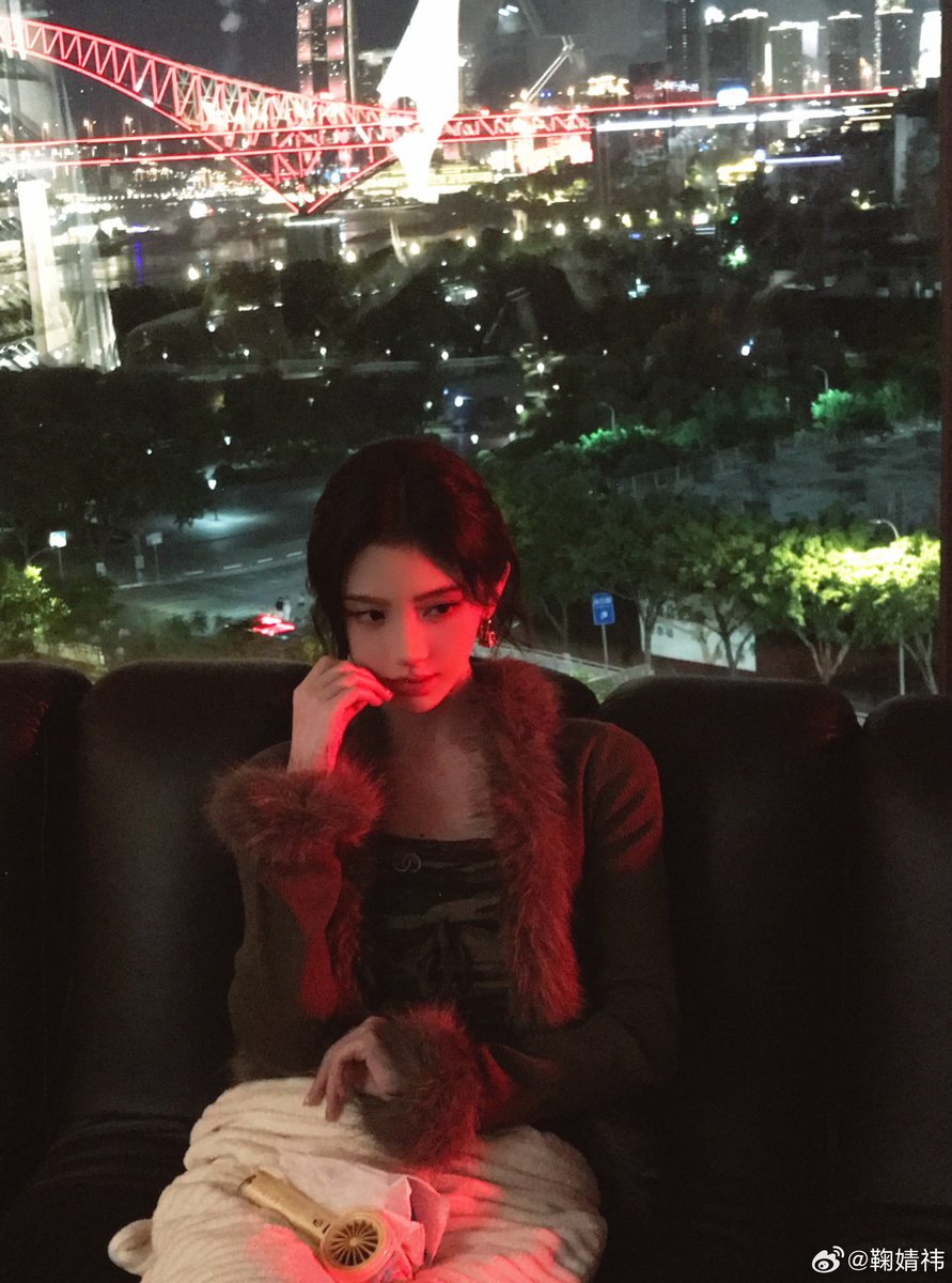 kikvchanj's tweet photo. 【🦋┆ Somewhere between the lights and the flowers, I found a little moment of peace. Just letting the evening pass slowly and enjoying the beauty around me】 https://t.co/FlQmgBQILp