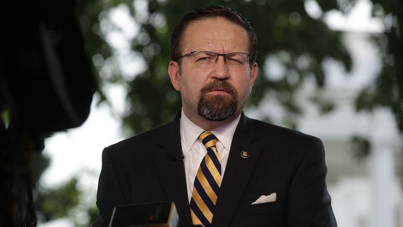 mahfildijital's tweet photo. 🔴 Trump'ın terörle mücadele danışmanı Sebastian Gorka:

Eğer dindar bir Müslüman iseniz, Kur'an'ı sadece cuma günü okuduğunuz bir şey olarak görmezsiniz. 

Bu bir dini metindir, bir siyasi metindir, bir askeri strateji metnidir. https://t.co/TWvnzZF6gK