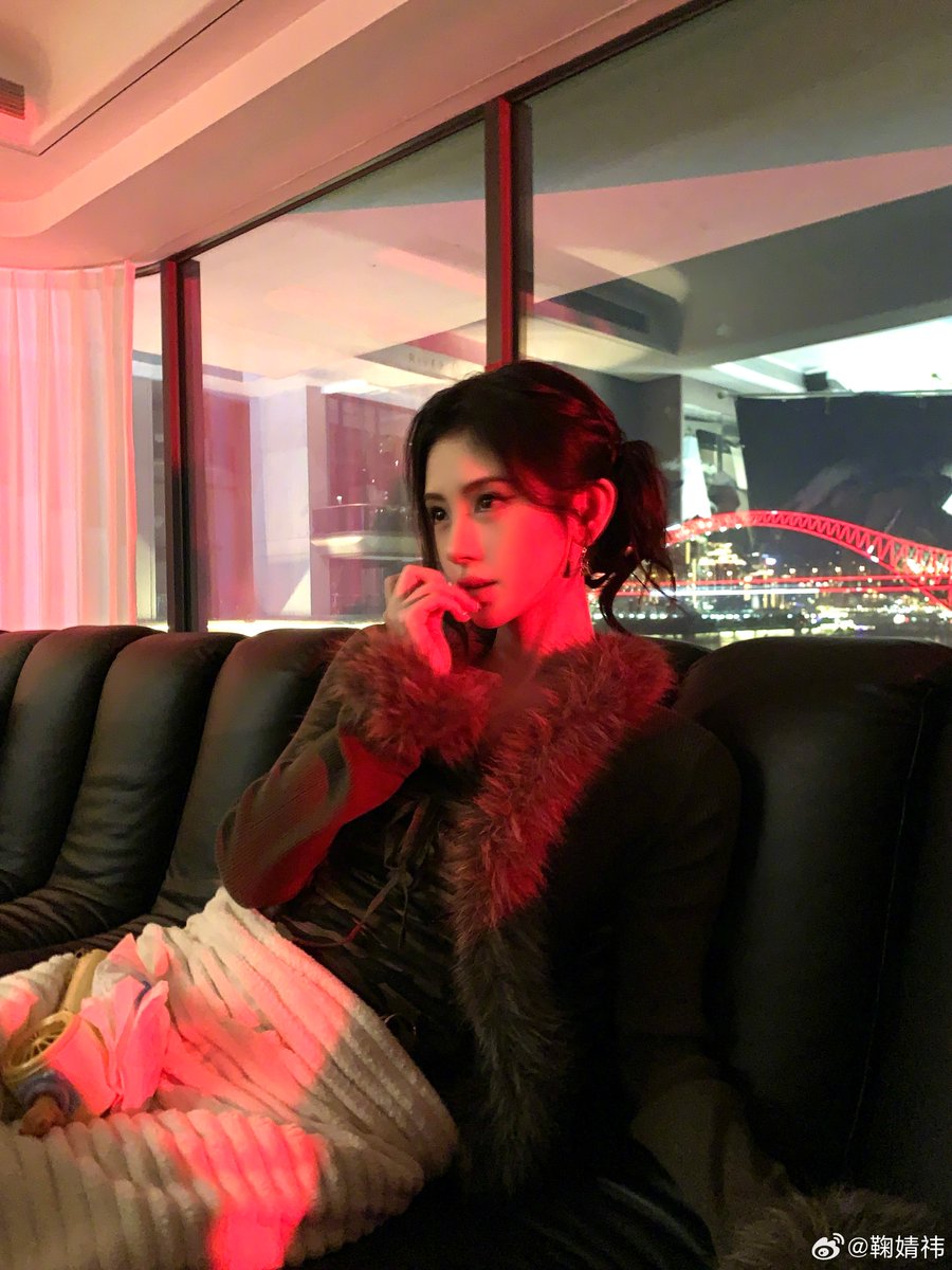 kikvchanj's tweet photo. 【🦋┆ Somewhere between the lights and the flowers, I found a little moment of peace. Just letting the evening pass slowly and enjoying the beauty around me】 https://t.co/FlQmgBQILp