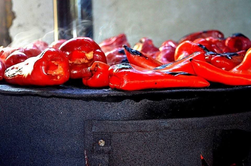Balkon3's tweet photo. 😊 Can you feel the smell of the peppers? 
🌶 Peppers roasting in the yard, wood smoke in the air, and the first pots of ajvar slowly coming to life..
#balkon3 #ajvar #autumnvibes https://t.co/WnEKHUDBzy