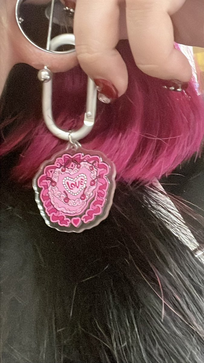 nnnGya_'s tweet photo. @GrandGuignol96 実はケーキの方も改造しまして、カラビナに付けて拡張でも気軽に付けられるようにしたのでガンガン付けていこうと思います🎶
ダイスの時みたいに川野さんのグッズが手元にあるの嬉しすぎます🎶 https://t.co/pPGzJnflXi