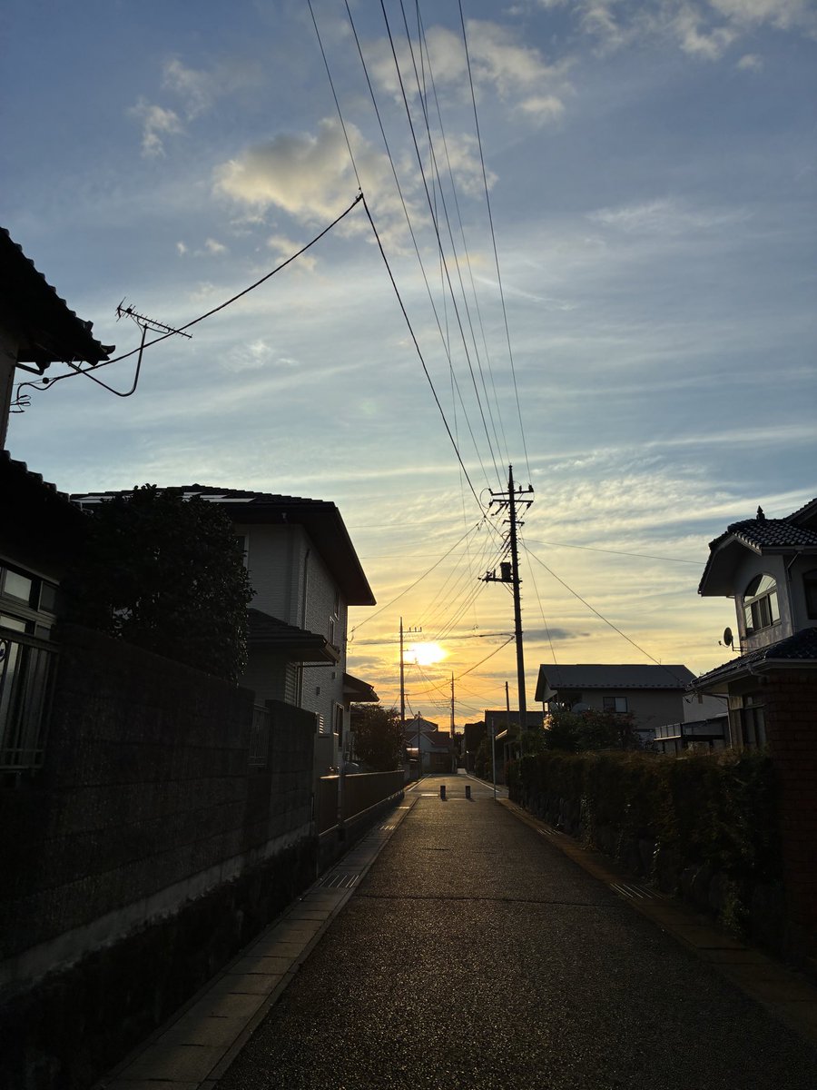AriyasmileYh's tweet photo. #杏果と繋がる今日の空
帰り道👣⸒⸒👣ᰅ‹ᰅ‹⸒⸒ https://t.co/XfQ0afTrME