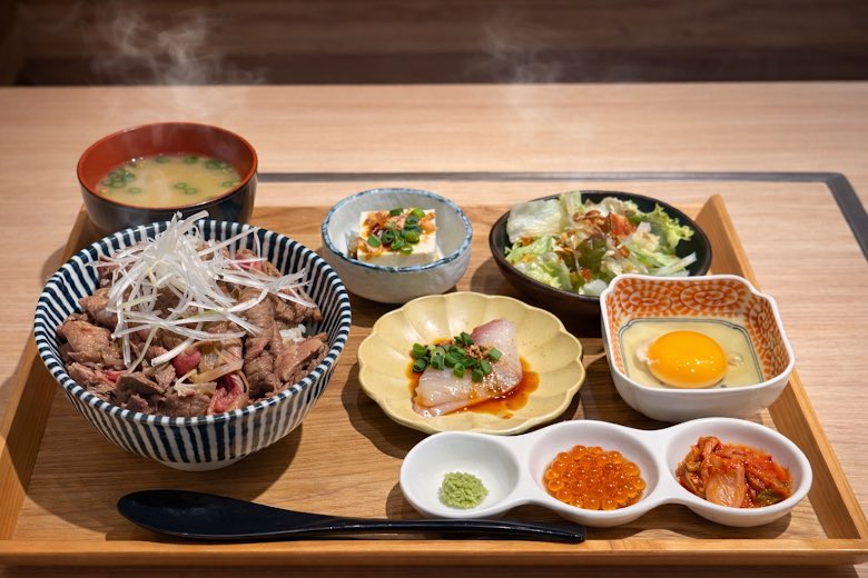 maruchan_bmsg's tweet photo. @pipipi_STARGLOW ぜひぜひー🥰
5人衆エリアは並んだよ💦
もし商店街でランチ食べるなら、みなはれというお店の国産牛牛丼定食が美味しくてオススメだよ🫶(しっかりごはんも紹介する女) https://t.co/SrDToFn9NT