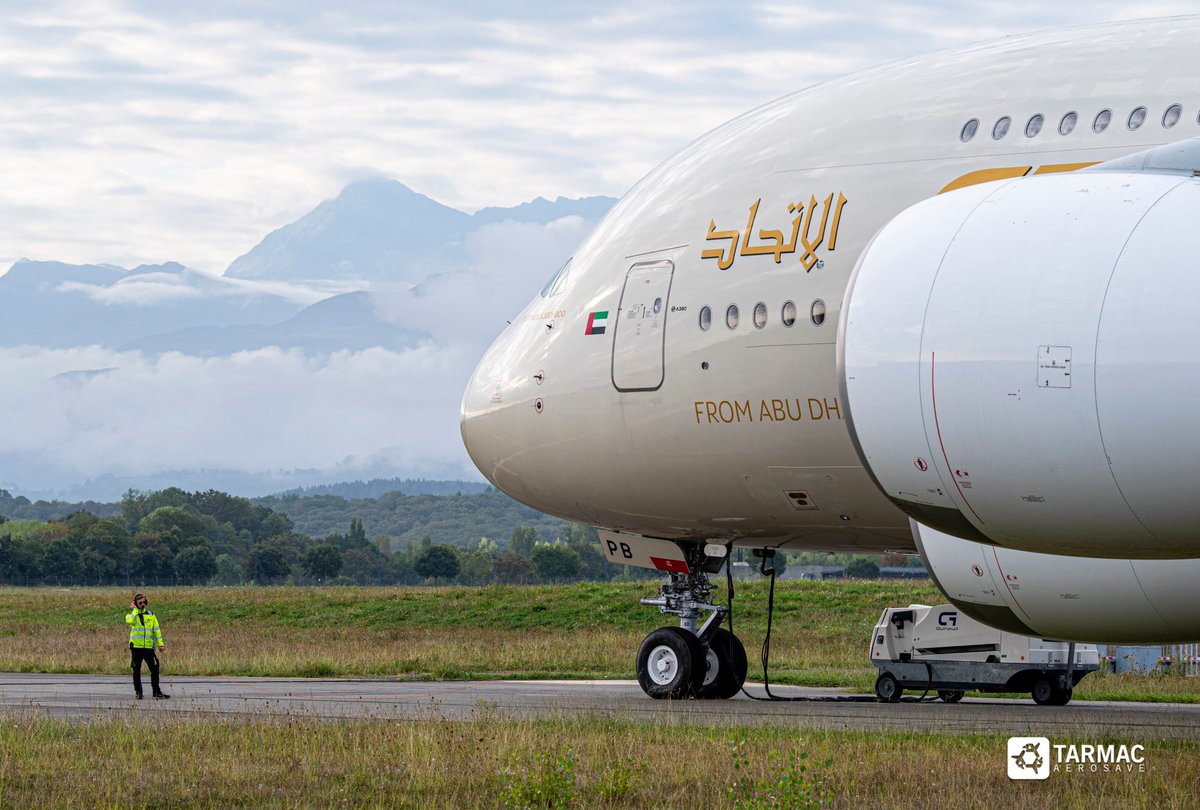 Gate7aviation's tweet photo. Retour à la maison ! 

Le 3 décembre 2020, un #A380 d’Etihad Airways est arrivé sur le 📍site de Tarbes de Tarmac Aerosave pour être stocké et conservé. Six ans plus tard, il est de retour dans les airs ! 🛫

Avec lui, le dernier des #A380 confiés par Etihad a désormais quitté les installations de Tarmac Aerosave, l'expert du stockage, de la maintenance et de la seconde vie pour les avions, pour reprendre du service. 
 #AircraftStorage #AircraftMaintenance #ReturnToService #TARMACaerosave  #Etihad
📷 david barthomeuf
