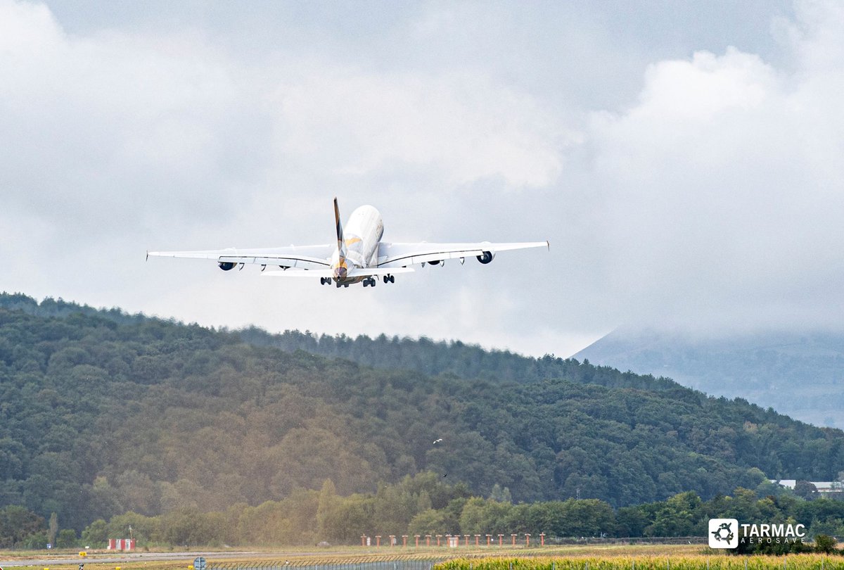 Gate7aviation's tweet photo. Retour à la maison ! 

Le 3 décembre 2020, un #A380 d’Etihad Airways est arrivé sur le 📍site de Tarbes de Tarmac Aerosave pour être stocké et conservé. Six ans plus tard, il est de retour dans les airs ! 🛫

Avec lui, le dernier des #A380 confiés par Etihad a désormais quitté les installations de Tarmac Aerosave, l'expert du stockage, de la maintenance et de la seconde vie pour les avions, pour reprendre du service. 
 #AircraftStorage #AircraftMaintenance #ReturnToService #TARMACaerosave  #Etihad
📷 david barthomeuf