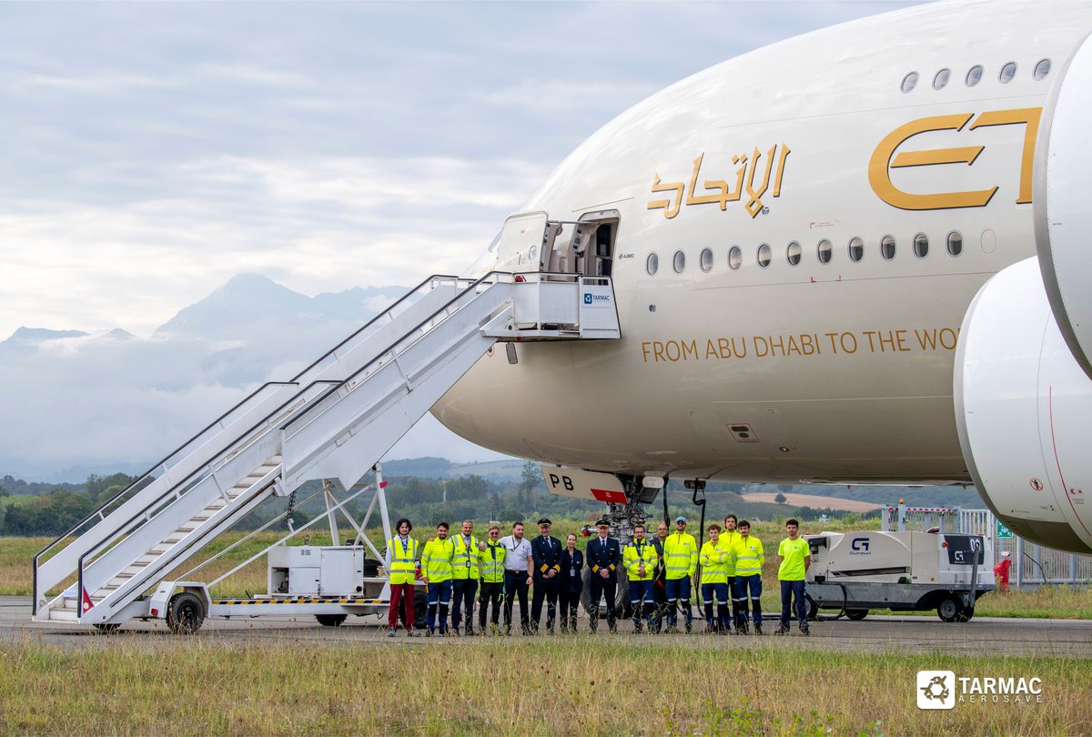 Gate7aviation's tweet photo. Retour à la maison ! 

Le 3 décembre 2020, un #A380 d’Etihad Airways est arrivé sur le 📍site de Tarbes de Tarmac Aerosave pour être stocké et conservé. Six ans plus tard, il est de retour dans les airs ! 🛫

Avec lui, le dernier des #A380 confiés par Etihad a désormais quitté les installations de Tarmac Aerosave, l'expert du stockage, de la maintenance et de la seconde vie pour les avions, pour reprendre du service. 
 #AircraftStorage #AircraftMaintenance #ReturnToService #TARMACaerosave  #Etihad
📷 david barthomeuf