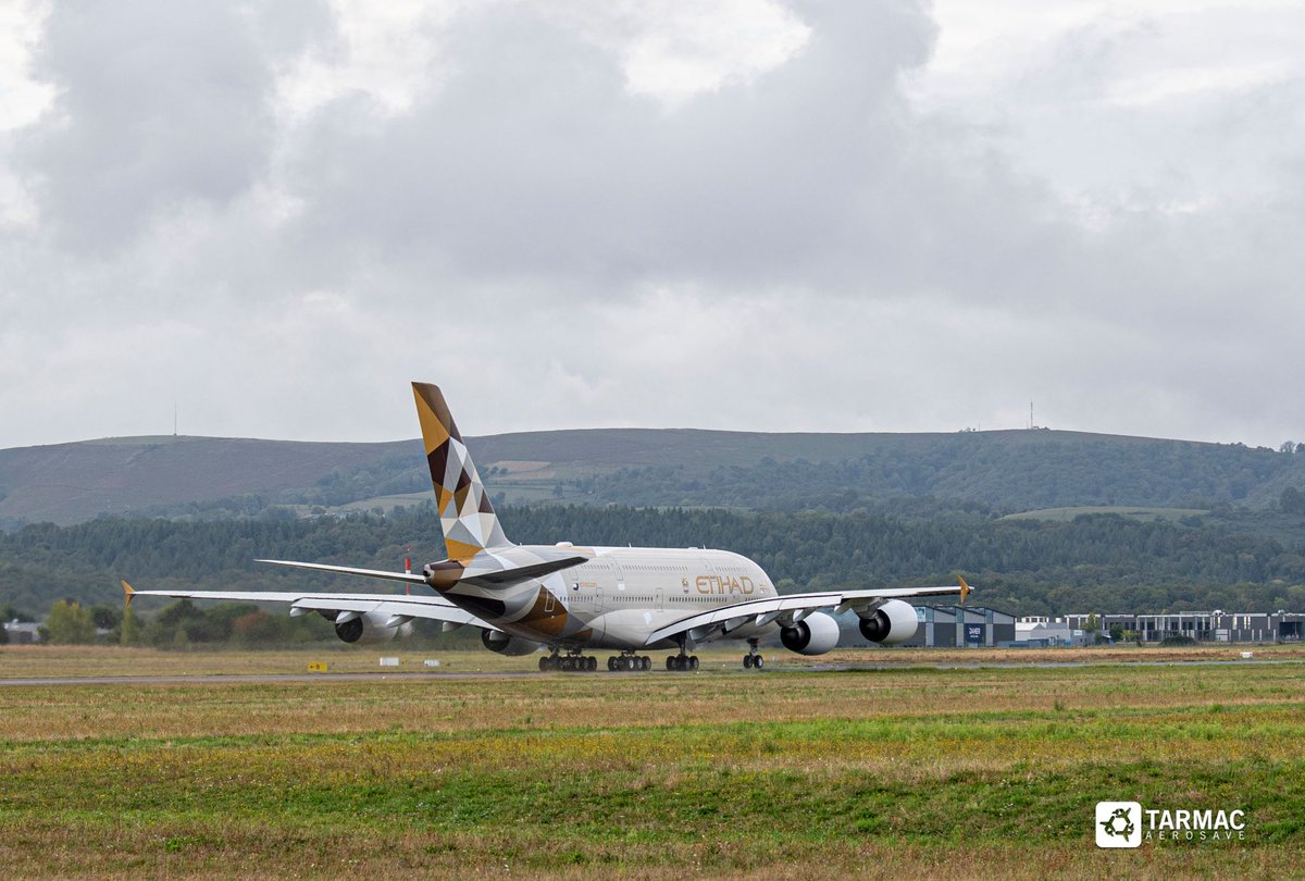 Gate7aviation's tweet photo. Retour à la maison ! 

Le 3 décembre 2020, un #A380 d’Etihad Airways est arrivé sur le 📍site de Tarbes de Tarmac Aerosave pour être stocké et conservé. Six ans plus tard, il est de retour dans les airs ! 🛫

Avec lui, le dernier des #A380 confiés par Etihad a désormais quitté les installations de Tarmac Aerosave, l'expert du stockage, de la maintenance et de la seconde vie pour les avions, pour reprendre du service. 
 #AircraftStorage #AircraftMaintenance #ReturnToService #TARMACaerosave  #Etihad
📷 david barthomeuf