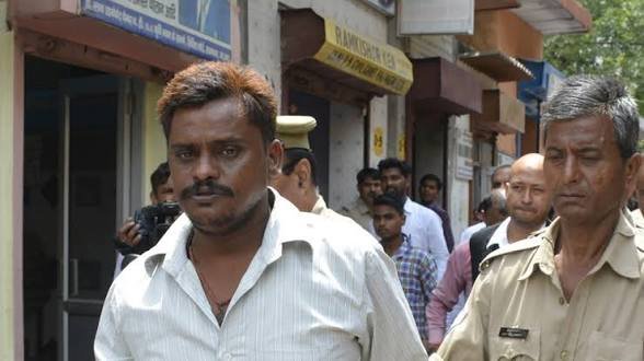 NidhiPoV's tweet photo. BIG!!! 2006 Nithari serial killing 'Prime accused' SURINDER KOLI kills himself!

Case background- Koli was acquitted in 2025. He was facing charges of RAPE, ABDUCTION, CANNIBALISM &amp; MURDER after SKELETAL REMAINS of multiple CHILDREN were found in Noida sector 31.

#NithariMurders https://t.co/UrrAS73qa7