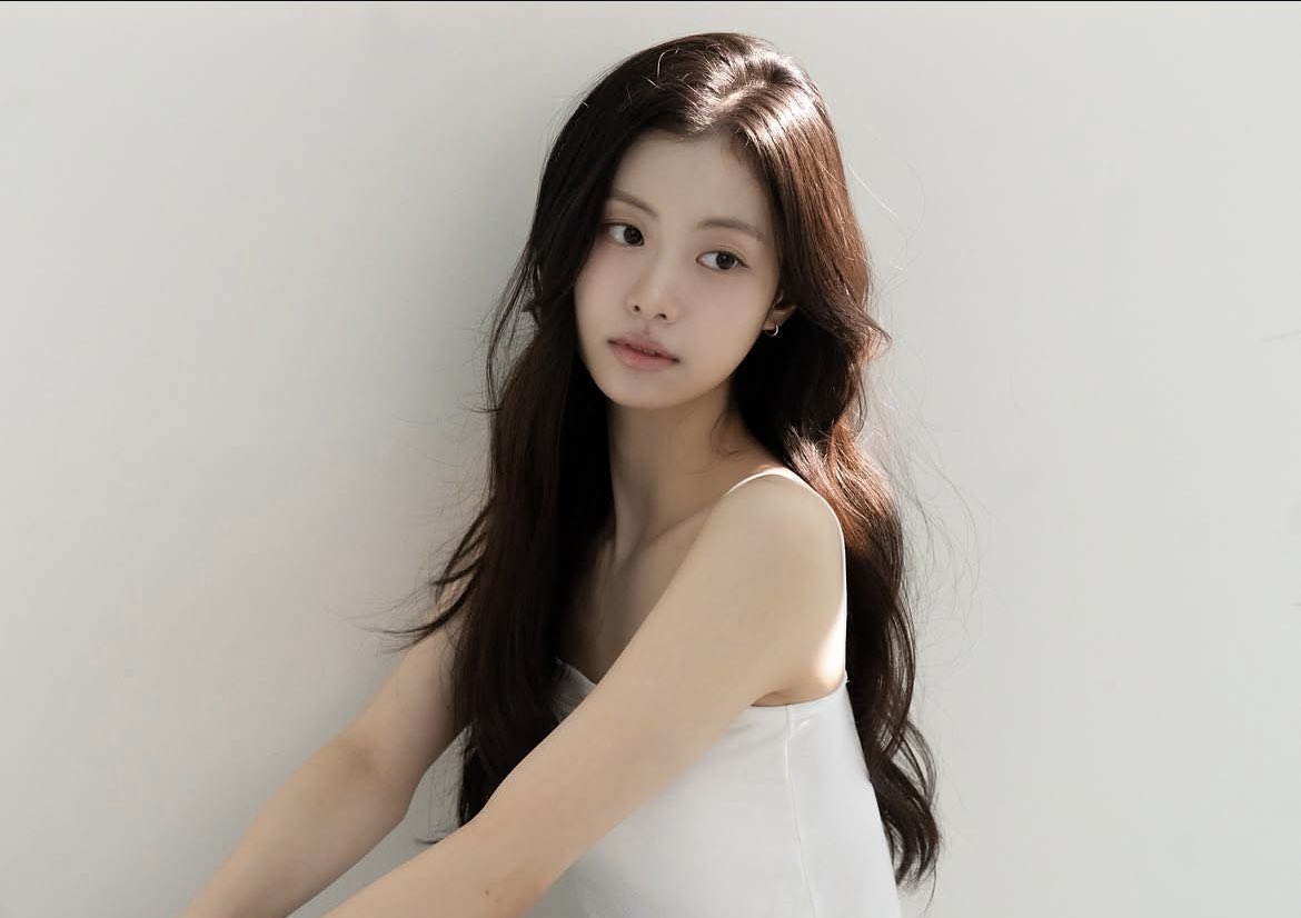 Garam_bunny's tweet photo. วิชวลตาแตก เป็นความสวยที่ใช้แค่คำว่าสวยก็ไม่พอจริงๆ เป็นรูป Concept ที่ชอบมากที่สุดเลยในตอนนี้ การัม ผมลอนอ่อนๆ เสื้อสีขาว เป็นอะไรที่ถูกต้องมากๆ https://t.co/BVNHjGRP7s