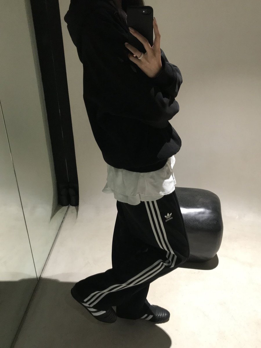 szeverxtime's tweet photo. 내 사랑 트랙팬츠 + 후디 계절이다 https://t.co/XvMQ5fg1oC