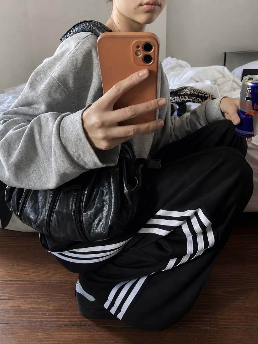 szeverxtime's tweet photo. 내 사랑 트랙팬츠 + 후디 계절이다 https://t.co/XvMQ5fg1oC