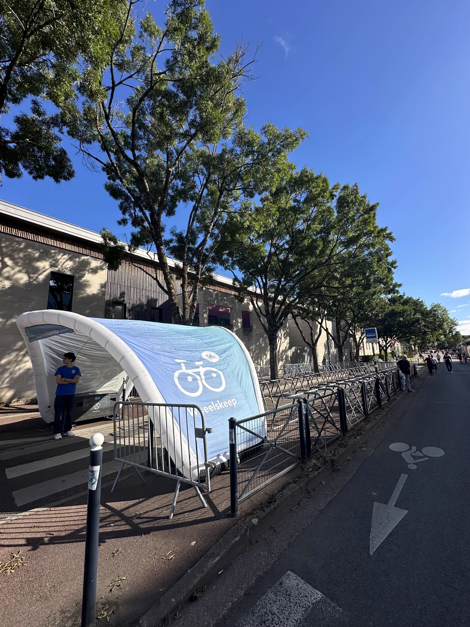 Deux parking vélos : Rue Albert Thomas et Rue Ornano : Stade Chaban Delmas à Bordeaux