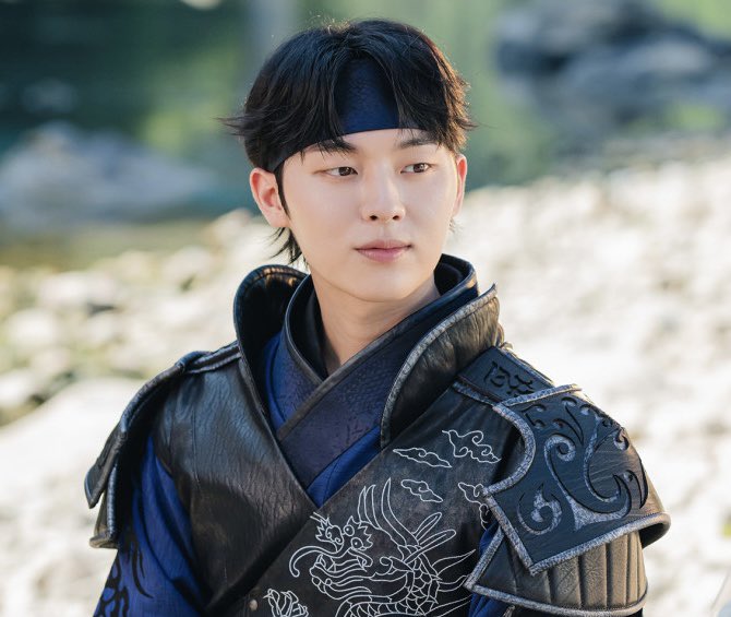 choiiiiface's tweet photo. 복면 쓴 힐러가 이렇게 쳐다보면 안 넘어갈 수 없죠 https://t.co/IQCONFEvOa