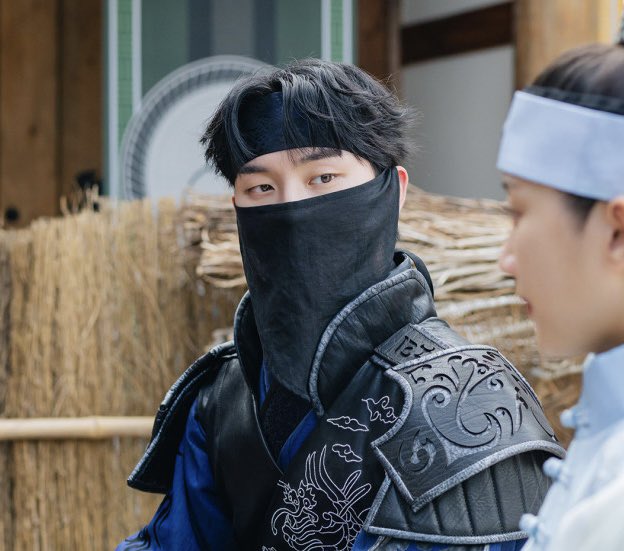 choiiiiface's tweet photo. 복면 쓴 힐러가 이렇게 쳐다보면 안 넘어갈 수 없죠 https://t.co/IQCONFEvOa