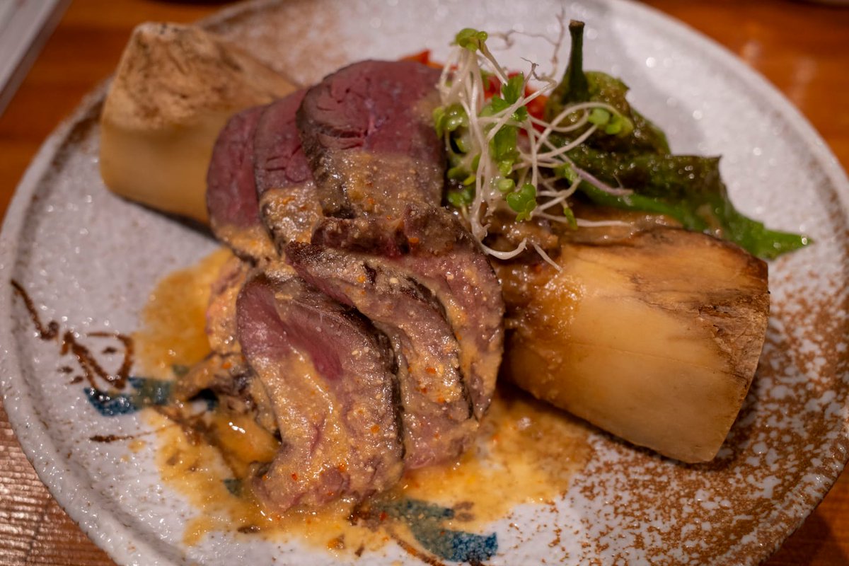 slowerjapan's tweet photo. 岩手に来たら、熊を食えるかもしれない。そう思っていたところ、ホテルの近くにジビエを出す店を見つけた。メニューにあったのは、北海道産のヒグマ。人生初の熊肉を味わった。スジが多く噛み切るのは難しかったが、肉自体は柔らかい。臭みは思ったほどなく、鹿とも猪とも違う、野生の芳香がした。 https://t.co/VzXNb02Eyn