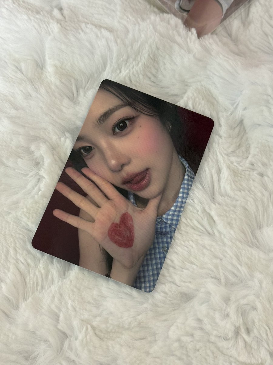 CONNANA__'s tweet photo. 포카마켓 빠른구매로 구매 했는데 원래 포커스 뮤직아트 럭드 어두운 느낌이 있는걸까요? 사진보다 살짝 더 어두운 느낌이 있어서요! https://t.co/7CmX3S8Zd0