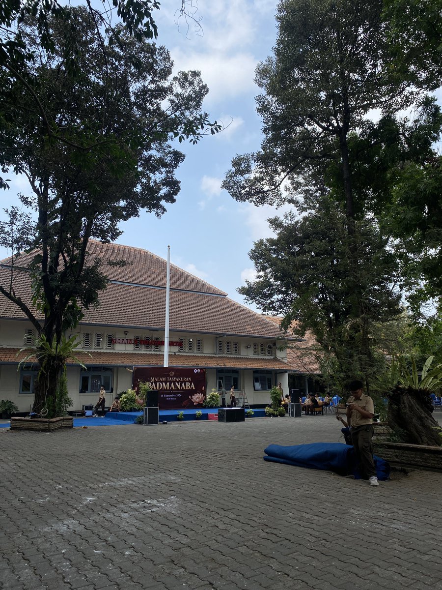 vonexus_ugm's tweet photo. ㅤ  ᅠㅤ  ᅠ
⠀⠀VONEXUS goes to Padmanaba! 👋🏻✨
⠀⠀A little visit to SMA Negeri 3 Yogyakarta 
⠀⠀to share what’s coming at Vonexus!   ᅠㅤ  ᅠ
ㅤ  ᅠㅤ  ᅠ https://t.co/kiqN9kk4q6