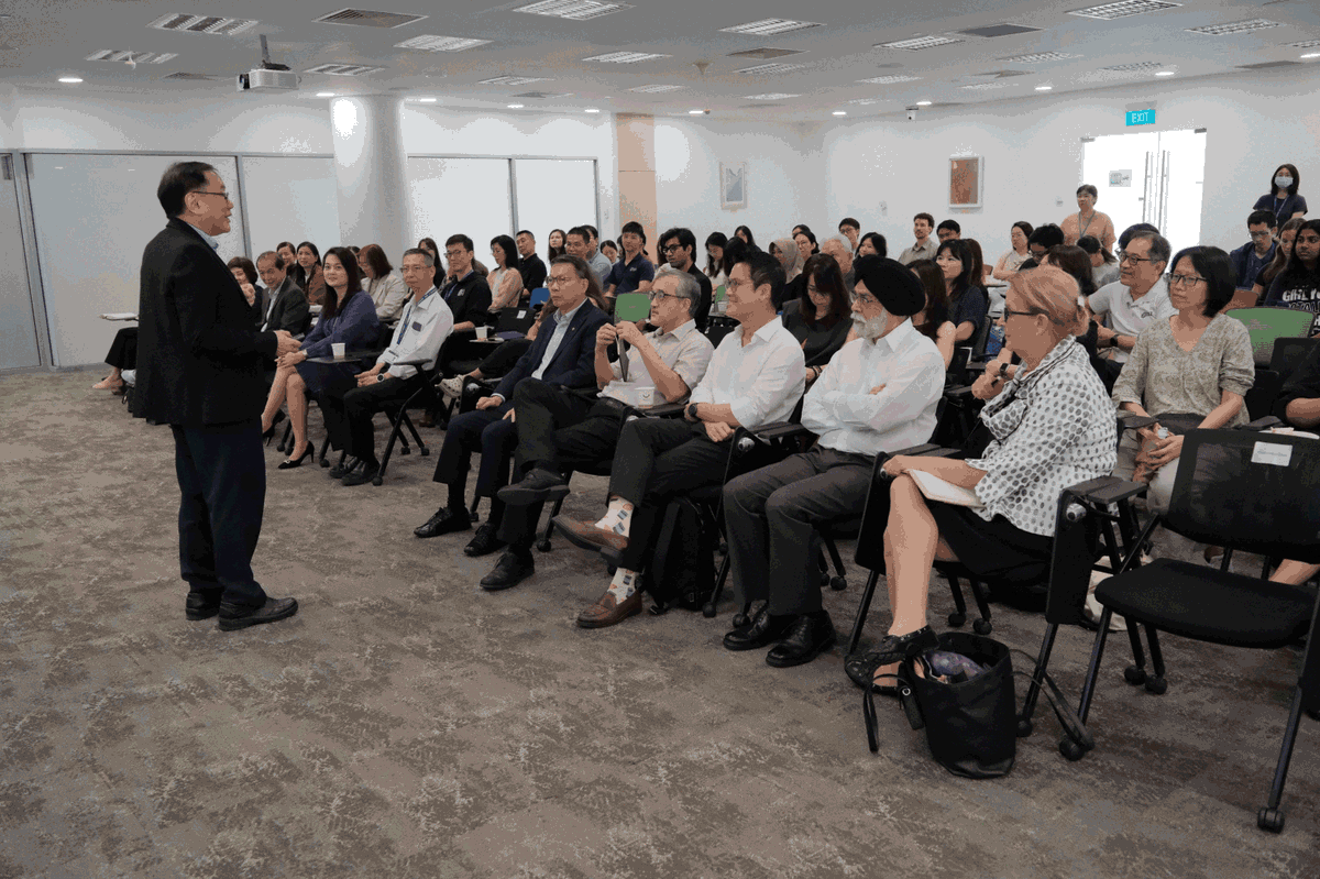nusbizcgs's tweet photo. In #sustainability, #AI is a duality. It can amplify sustainability while also incurring costs. The way forward is to ask "not what AI does to you, but what AI can do for you", said CGS Director Prof Lawrence Loh in a masterclass for the #NUSSustainabilityCONNECT Festival. https://t.co/w2ph9ZFslU