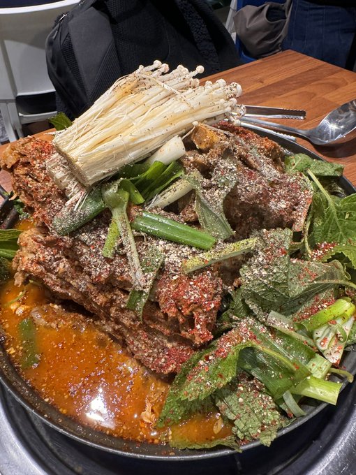 gcryugaku's tweet photo. オフィス周辺で人気の「Itaewon Korean Restaurant」🇰🇷 写真の鍋はもちろん、韓国唐揚げも驚くほどのボリューム😂 いつも混んでいるので、早めの時間がおすすめです✨ https://t.co/jhFfhoe3Ri