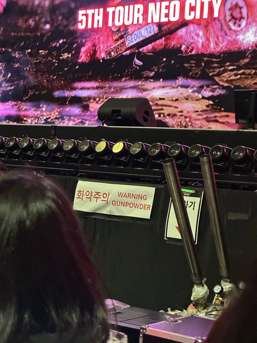 nct_menfess's tweet photo. Konser ilichil sampe ada peringatan😭😭💚 https://t.co/Gz7hD8vtMI