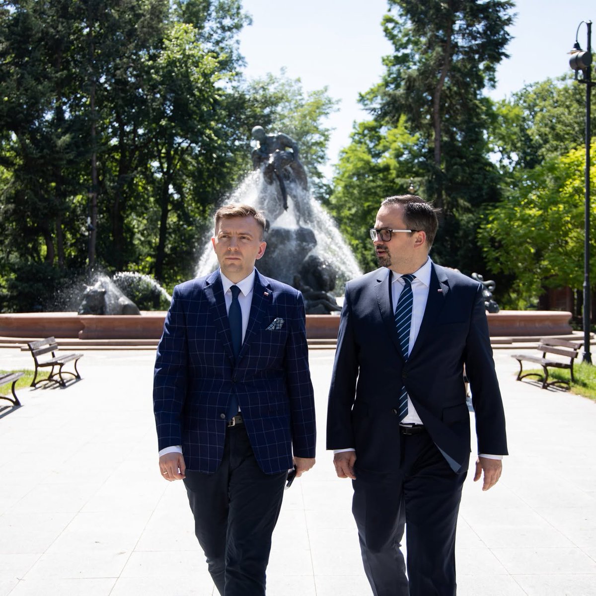 LukaszSchreiber's tweet photo. Marcin Horała, mój serdeczny przyjaciel został Wicemarszałkiem Sejmu. To dobra wiadomość dla całego obozu patriotycznego. Miałem przyjemność rekomendować jego kandydaturę Wysokiej Izbie. Wiem, że @mhorala będzie skrupulatnie patrzył na ręce Czarzastemu, Tuskowi i dołoży cegiełkę do pokonania całej koalicji 13 grudnia. Marcin, gratuluję! 😊
PS – Z Marcinem znamy się od lat, a na dowód tego zdjęcie pięknej z Bydgoszczy z czasów kiedy obaj pracowaliśmy w rządzie @MorawieckiM.