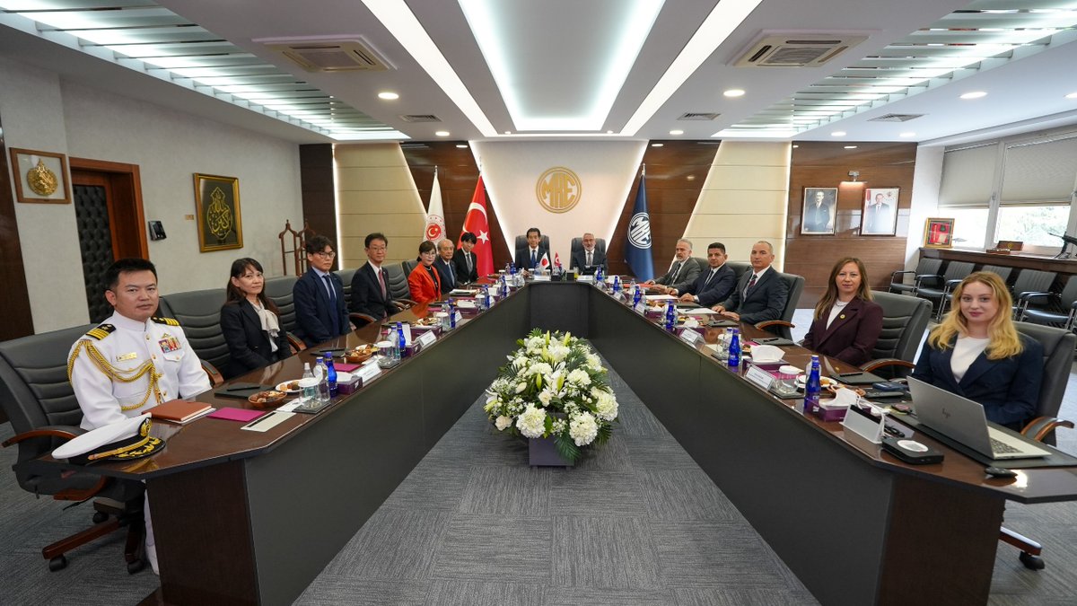 MKEgovtr's tweet photo. 🇯🇵 TÜRKİYE–JAPONYA PARLAMENTOLAR ARASI DOSTLUK GRUBU’NU AĞIRLADIK

Türkiye–Japonya Parlamentolar Arası Dostluk Grubu Başkanı Ichiro Aisawa ve beraberindeki heyet, Millî Savunma Bakan Yardımcımız ve Yönetim Kurulu Başkanımız Alpaslan Kavaklıoğlu ile Genel Müdürümüz İlhami Keleş tarafından ağırlandı.

Ziyaret kapsamında gerçekleştirilen sunumda heyete, Şirketimizin köklü üretim tecrübesi ve mühendislik kabiliyetleri ile Asya-Pasifik bölgesinde yürüttüğü faaliyetler hakkında bilgi verildi.

@tcsavunma 
@alp_kavaklioglu 
@ilhamikeles 

#MillîGüçMKE 🦾🚀🇹🇷